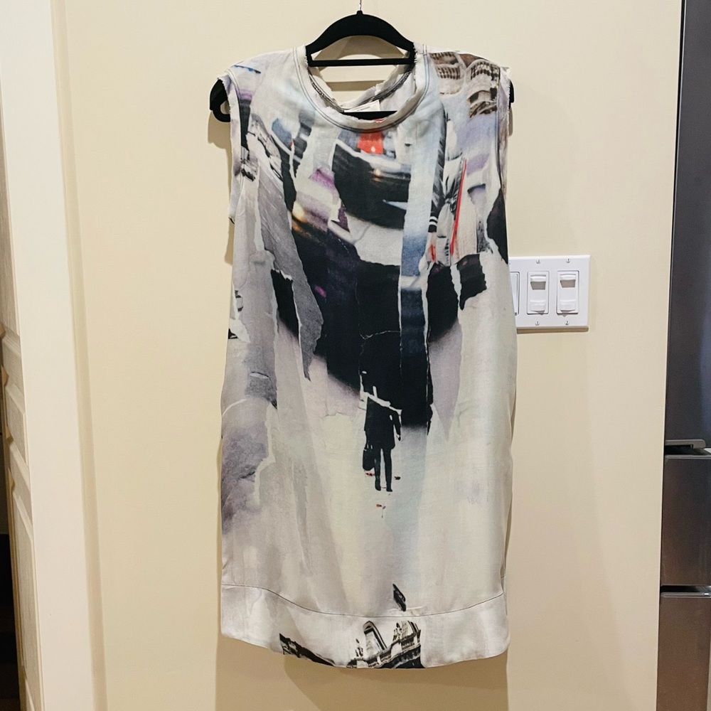 BNWT sleeveless shift dress with side slit pockets. Size Medium